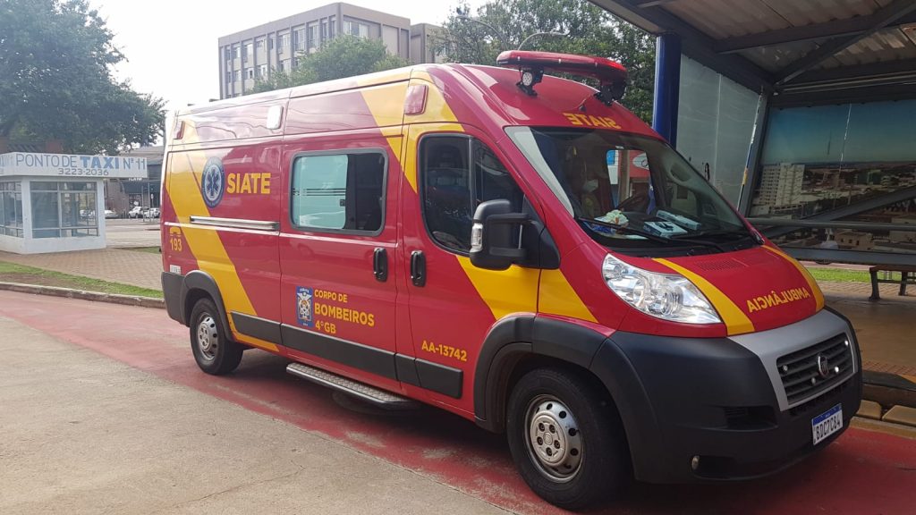 Ao descer de ônibus, homem sofre queda e fica ferido no Centro