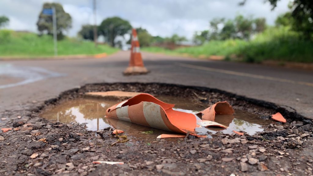 Condutores precisam de atenção redobrada ao trafegar pela Rua Veneza; buraco enorme apresenta riscos