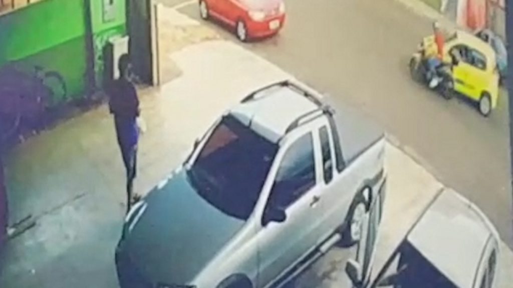 Câmera de segurança flagra batida entre carro e moto no Bairro Morumbi