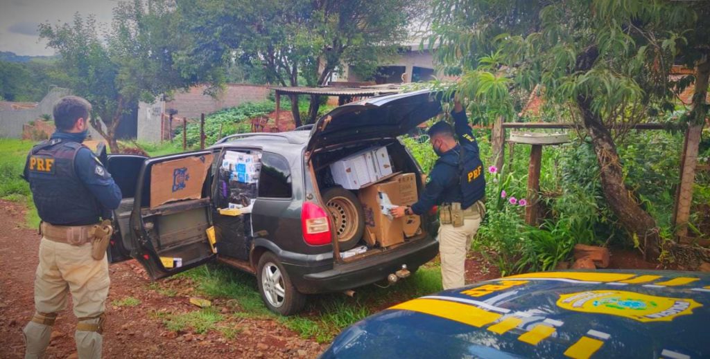 PRF prende contrabandista transportando 15 mil maços de cigarros