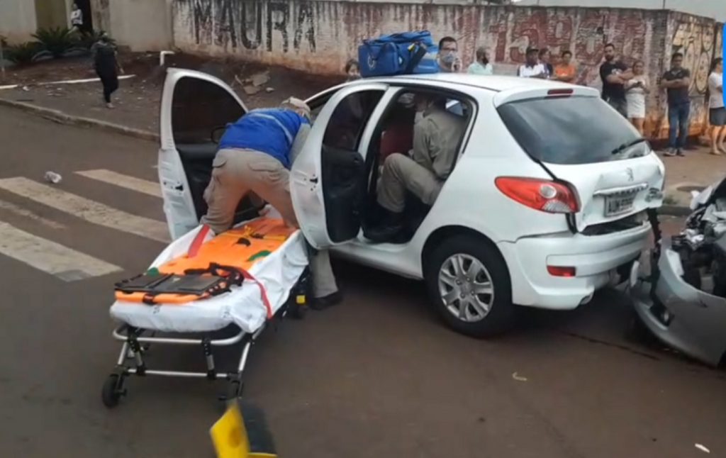 Corolla bate na traseira de Peugeot no Bairro Santa Cruz e condutores ficam feridos