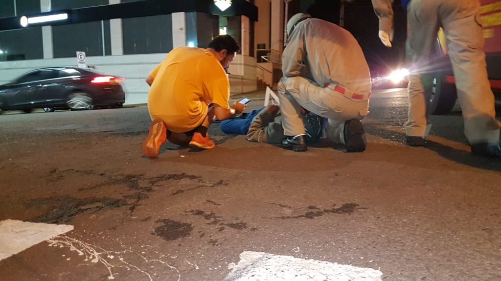 Trabalhador fica ferido após colisão de trânsito entre carro e moto na Rua Minas Gerais