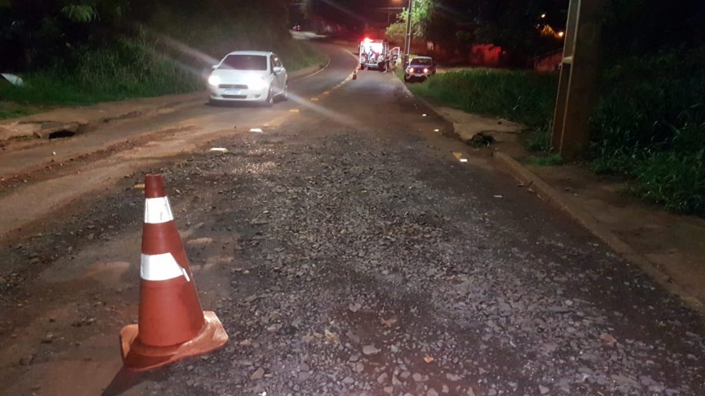 Rua Indira Gandhi continua fechada e mesmo com sinalização, motoristas passam pelo local