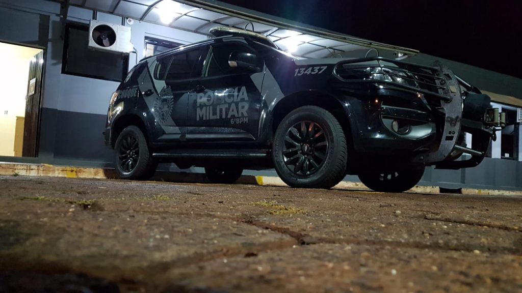 Homem é preso pelo Pelotão de Choque no Bairro Santa Felicidade