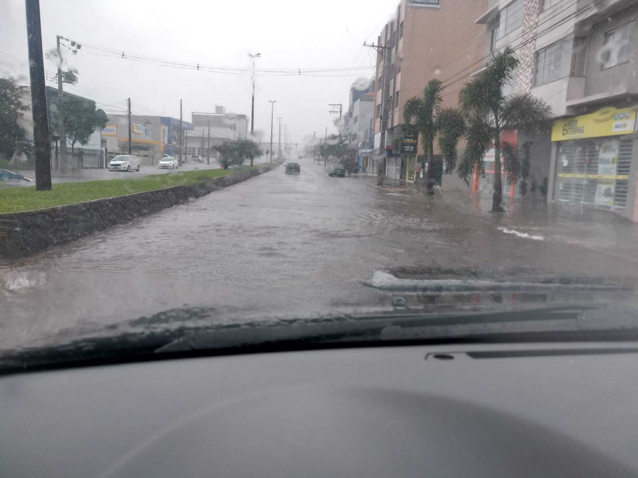 Avenida Carlos Gomes ficou alagada durante o temporal