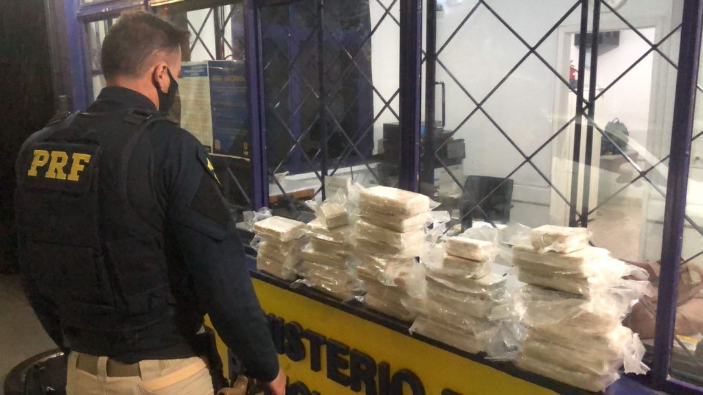 PRF apreende mais de 30 quilos de crack na região dos Campos Gerais no Paraná PRF apreende mais de 30 quilos de crack na região dos Campos Gerais no Paraná
