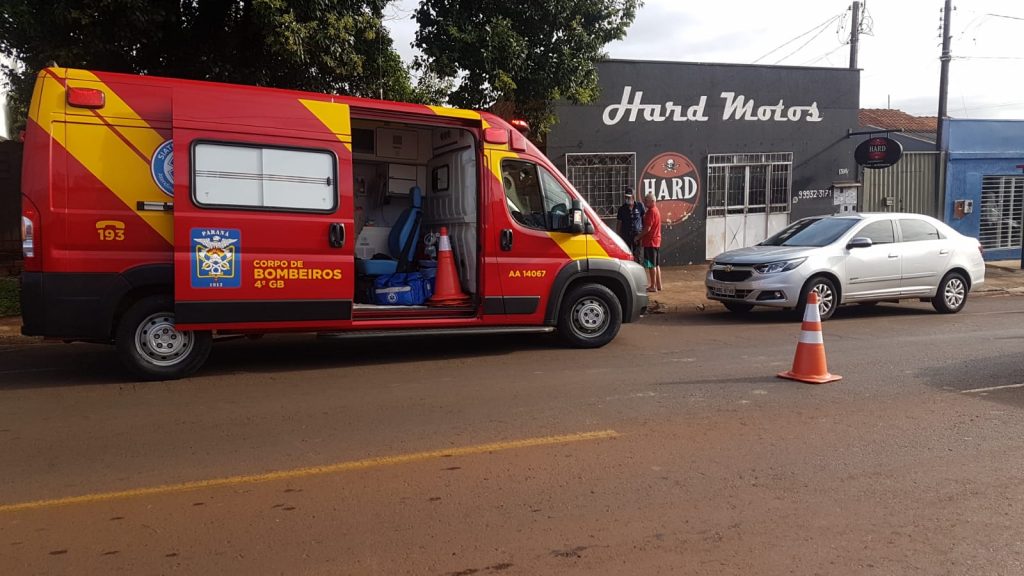 Mulher fica ferida após colisão envolvendo carro e moto no Bairro Periolo, em Cascavel