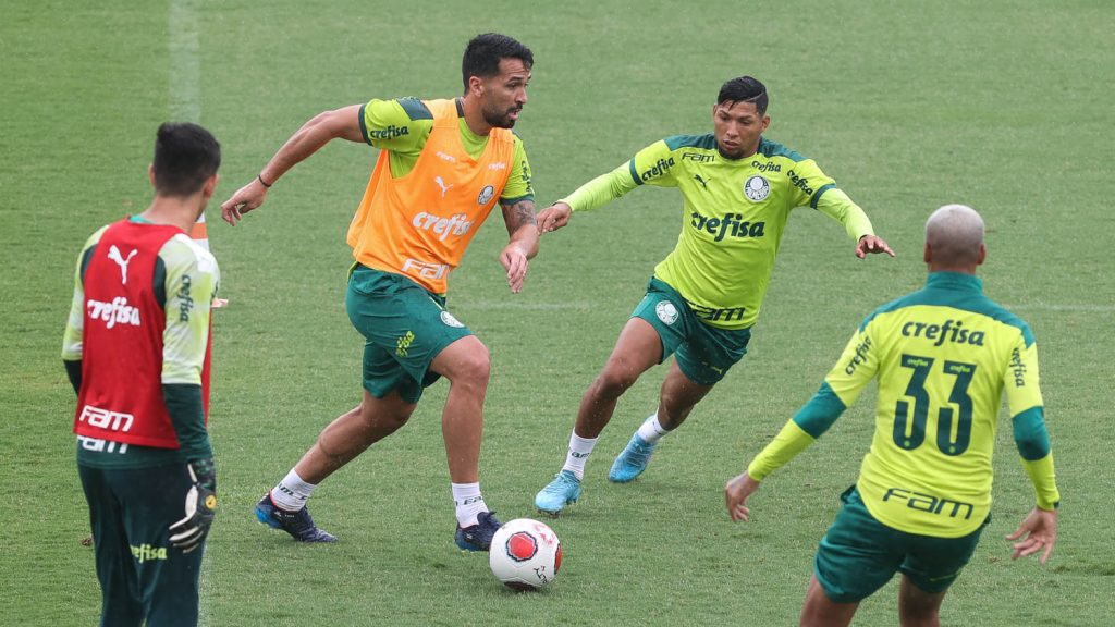 Palmeiras trabalha construção de jogadas e segue preparação para jogo com o Água Santa