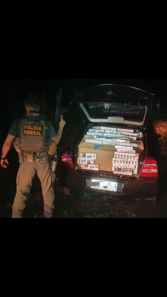 Polícia Federal apreende carro carregado com contrabando de cigarros de origem estrangeira