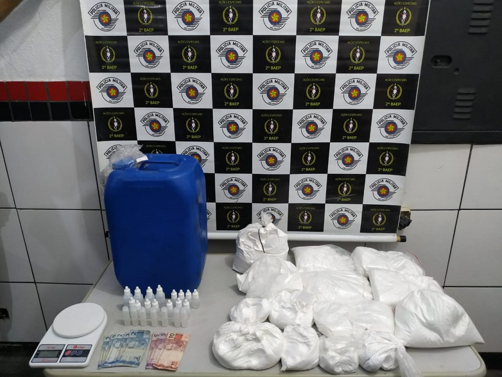 Cerca de 10 quilos de cocaína e 20 litros de lança-perfume são localizados em imóvel