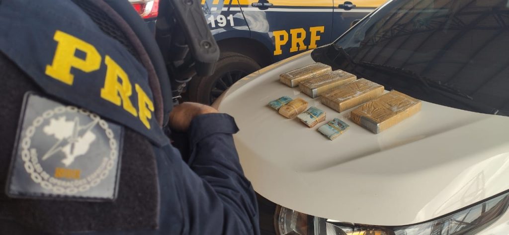 PRF dá prejuízo de mais de meio milhão de reais com apreensão de cocaína no Paraná PRF dá prejuízo de mais de meio milhão de reais com apreensão de cocaína no Paraná
