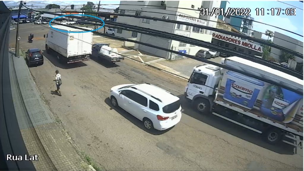 Câmera flagra outro engavetamento na Avenida Carlos Gomes