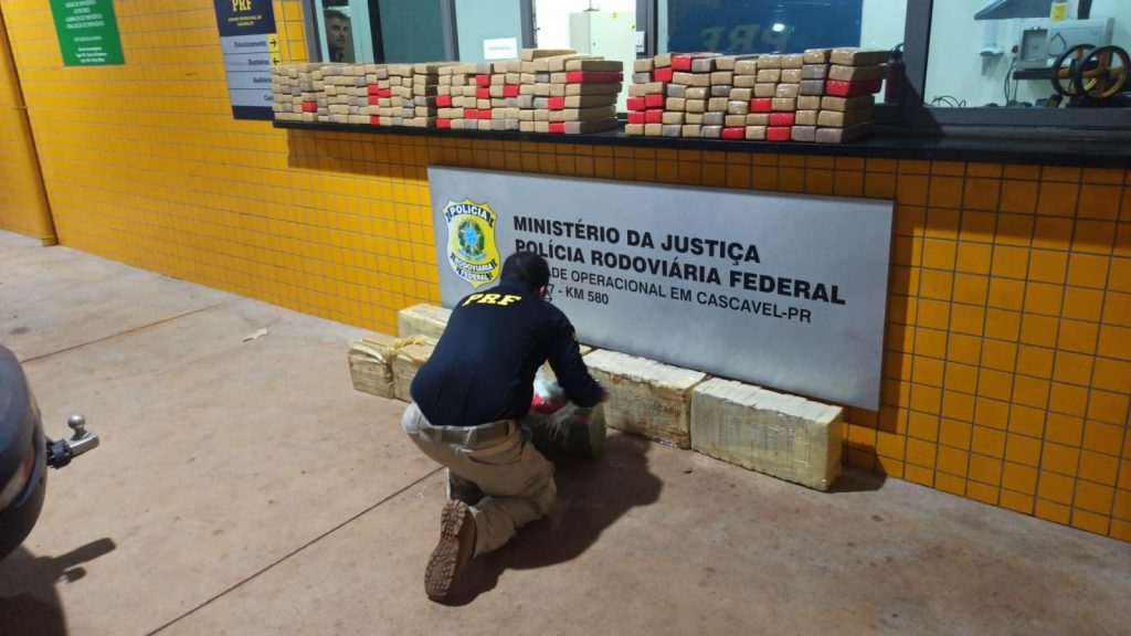 PRF apreende mais de 250 quilos de maconha na região Oeste do Paraná PRF apreende mais de 250 quilos de maconha na região Oeste do Paraná