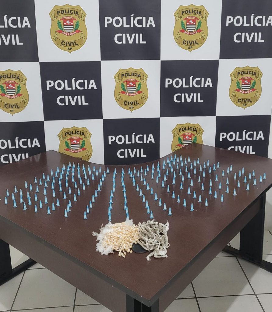 Mais de 900 porções de drogas são apreendidas em casa abandonada