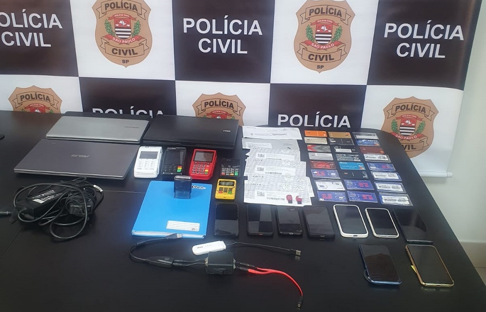 Seis pessoas são presas por desvio de cartões bancários para compras fraudulentas