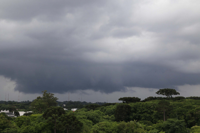 Chuvas em Curitiba ficam pouco acima da média em janeiro; Oeste ainda sofre com estiagem Imagem referente a Chuvas em Curitiba ficam pouco acima da média em janeiro; Oeste ainda sofre com estiagem