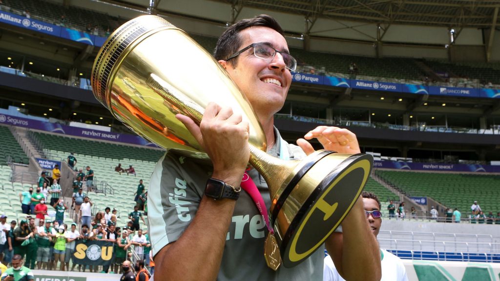 Estudioso, precoce e vencedor: conheça Paulo Victor Gomes, o técnico campeão da Copinha