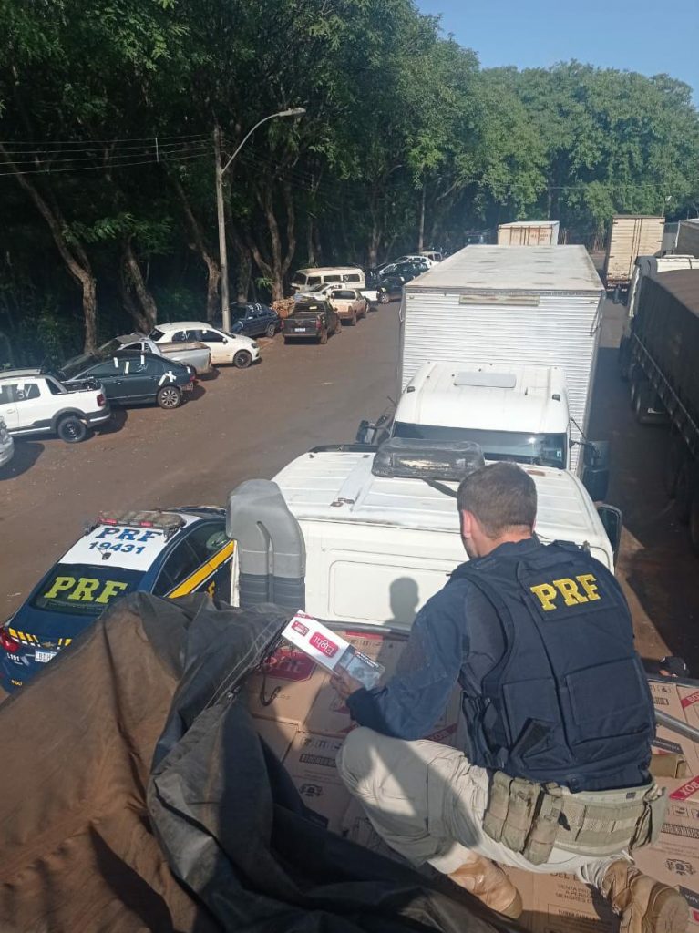 PRF apreende caminhão carregado de cigarros em Guaíra (PR) PRF apreende caminhão carregado de cigarros em Guaíra (PR)