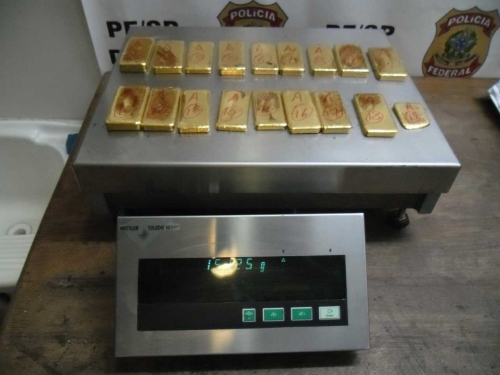 PF apreende 15 kg de metal semelhante ao ouro com passageiro de voo internacional