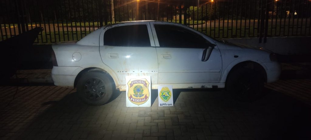 Polícia Federal e BPFRON apreendem veículo carregado com cigarros contrabandeados