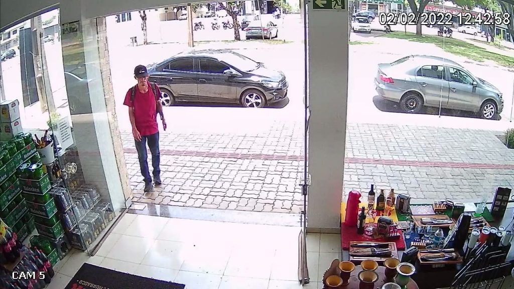 Trabalhadora tem celular furtado dentro da loja na Av. Brasil, no Centro