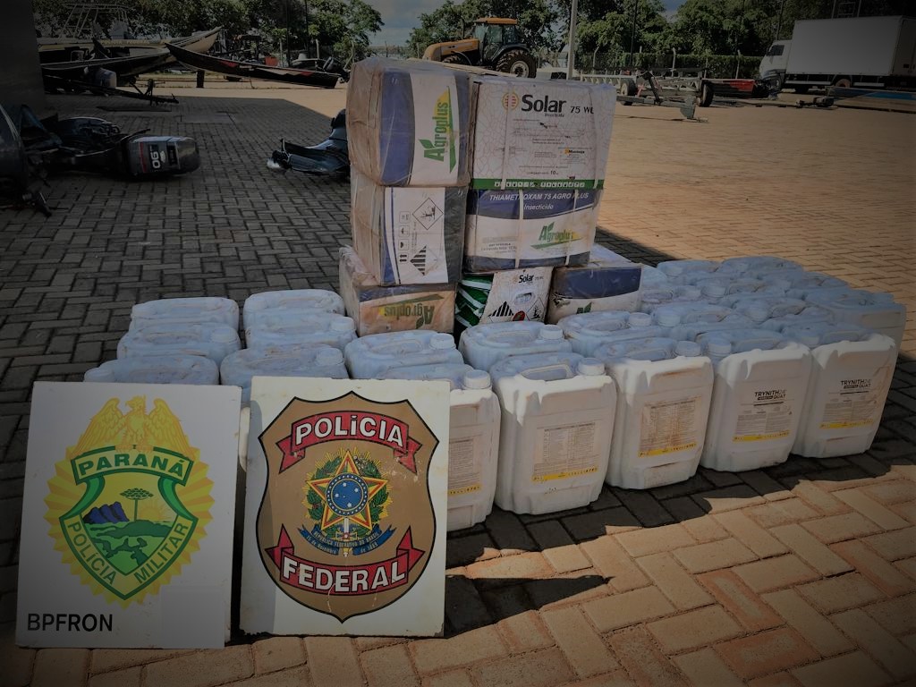 Polícia Federal e BPFRON apreendem um veículo carregado com 500 litros e 100 Kg de agrotóxicos contrabandeados do Paraguai