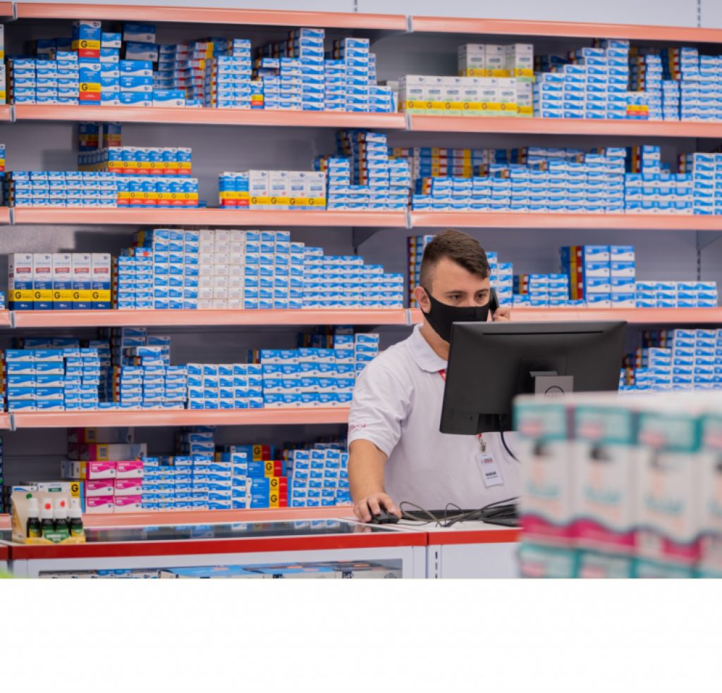 Vendas de remédios antigripais e vitaminas disparam nas farmácias após aumento de casos de Covid-19 e gripe