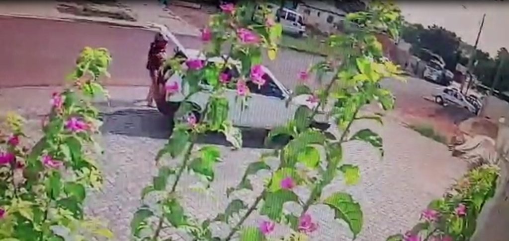 Casal em motocicleta furta carne que abasteceria restaurante