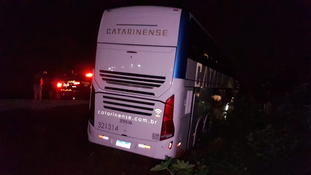 Motorista perde controle de ônibus e veículo cai em barranco às margens da Br-277