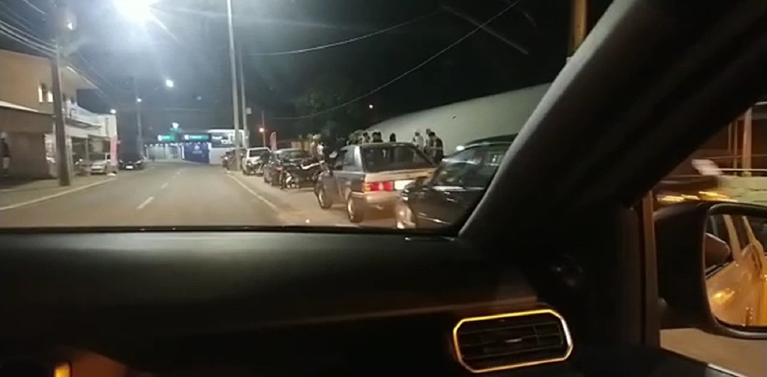 Vídeo mostra chegada do efetivo policial onde 40 pessoas foram abordadas por perturbação de sossego no Floresta