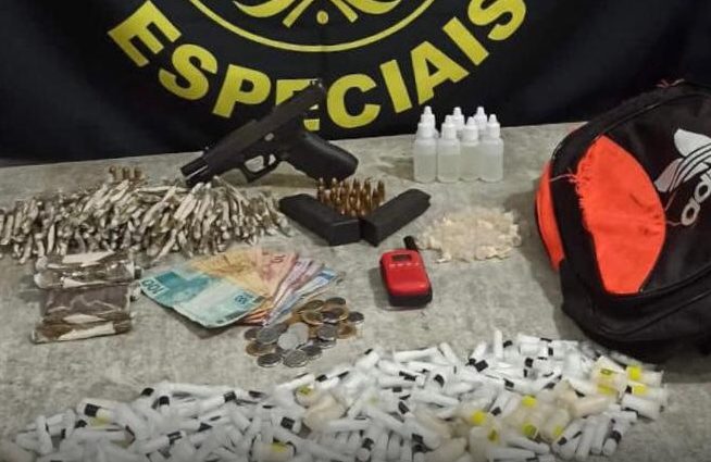 Cerca de 500 porções de drogas e uma pistola são apreendidos em Guarujá