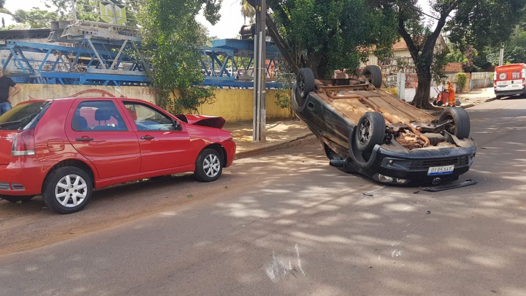 Saveiro capota após colisão na Rua Pio XII, região central de Cascavel