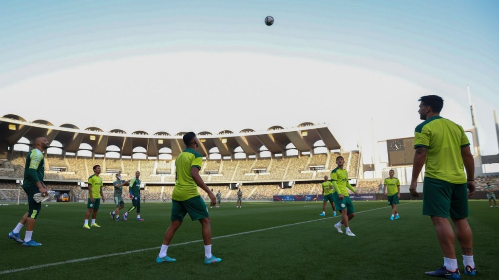 Ativação no voo, palestra no hotel e treino: primeiro dia do Verdão em Abu Dhabi