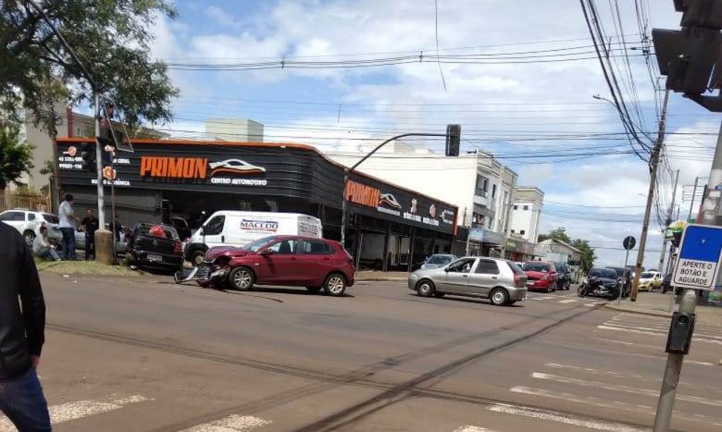 Carros se envolvem em forte colisão e danificam semáforo na Avenida Assunção