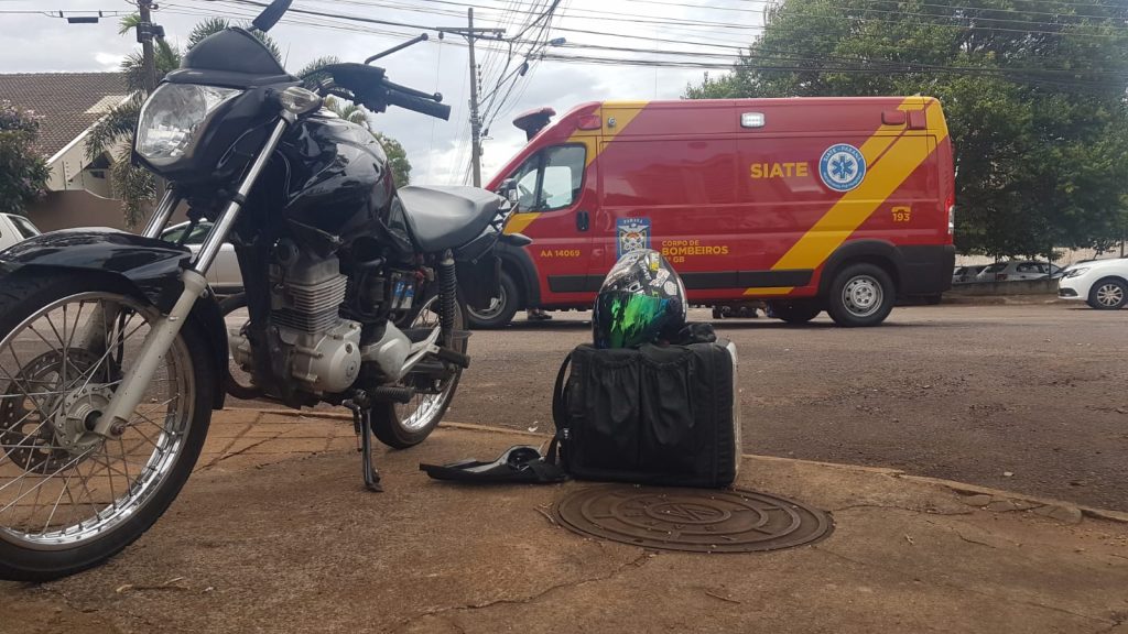 Motociclista fratura a perna ao colidir com caminhão no centro de Cascavel