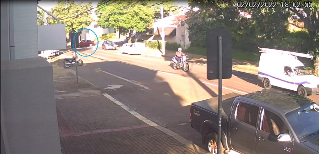Câmera flagra colisão que deixou motociclista ferido na Rua Antonina