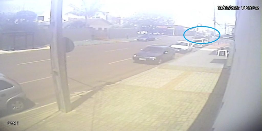 Forte colisão na Av. Assunção é flagrada por câmera