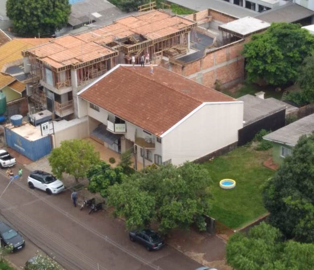 Homem em cima de telhado mobiliza Corpo de Bombeiros, Samu e PM em resgate no Centro