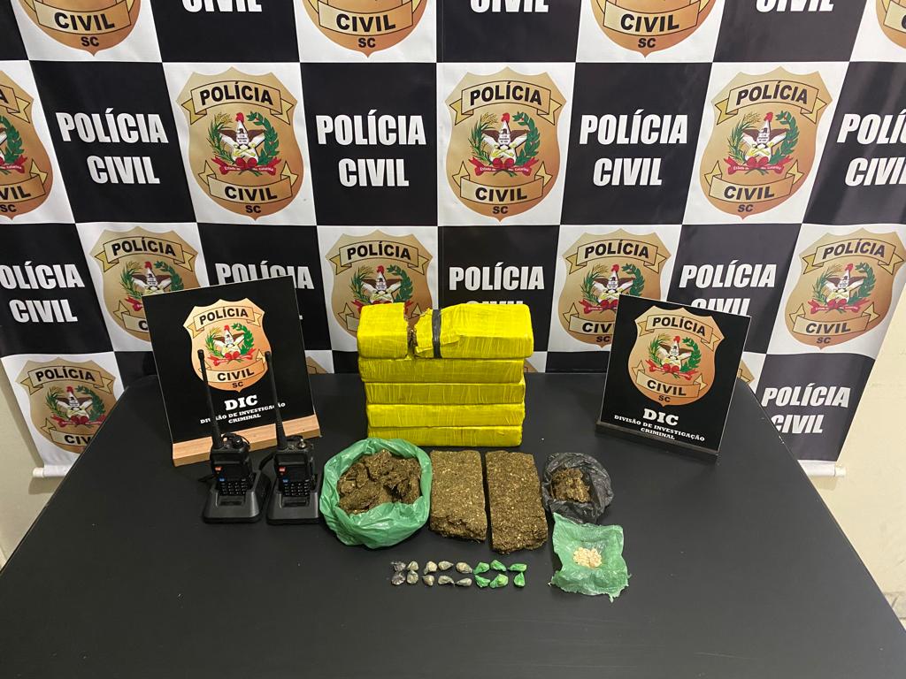 Polícia Civil prende dois homens em flagrante por tráfico e apreende drogas em Rodeio