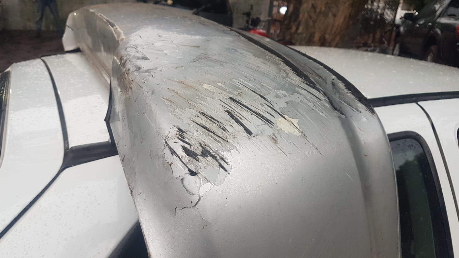 Autores de latrocínio na BR-369 fugiram em um Corolla prata que teve o para-choque traseiro arrancado