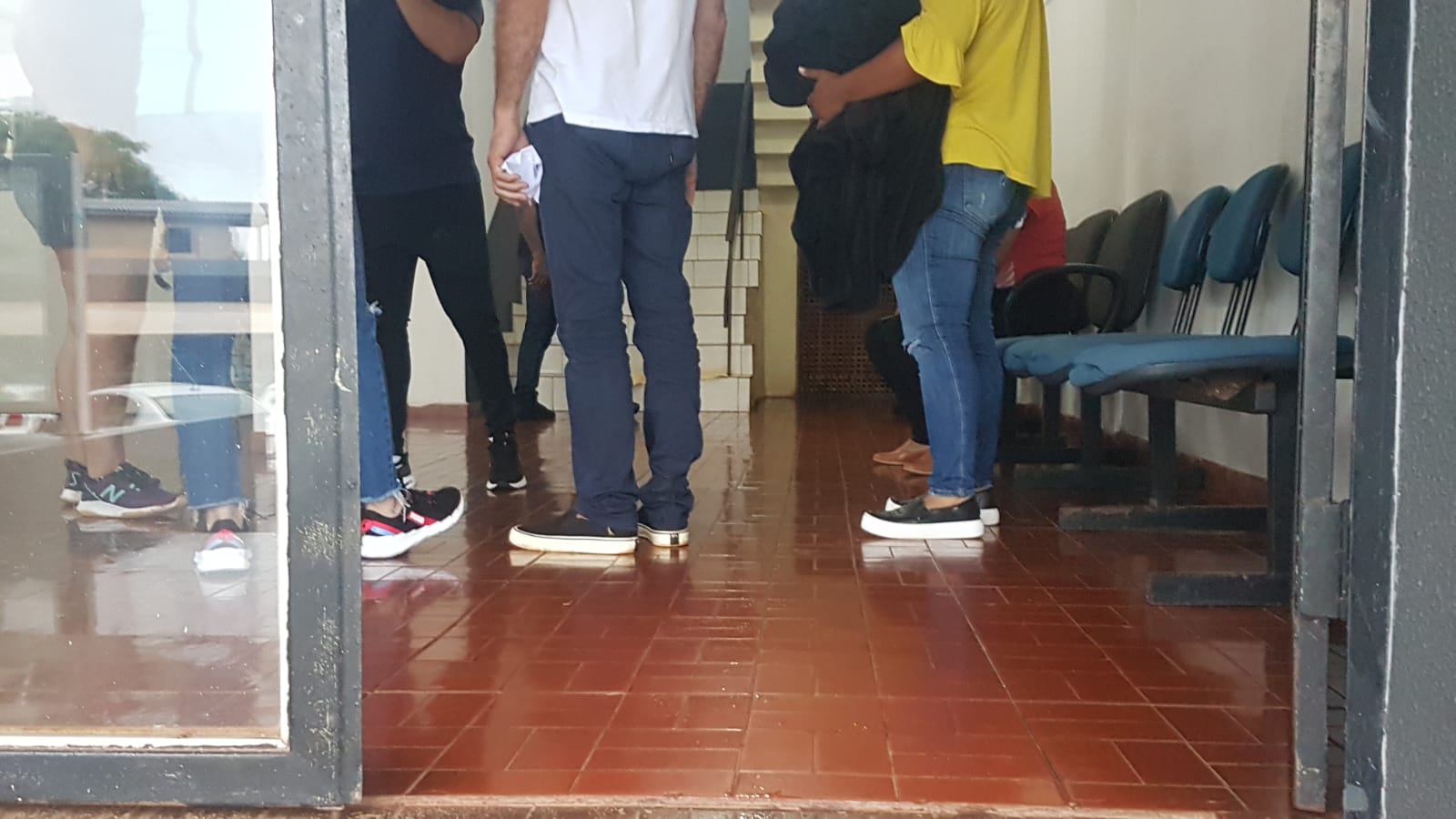 Familiares de Lucas Correia da Silva, 25 anos, chegam ao IML para fazerem a liberação do corpo