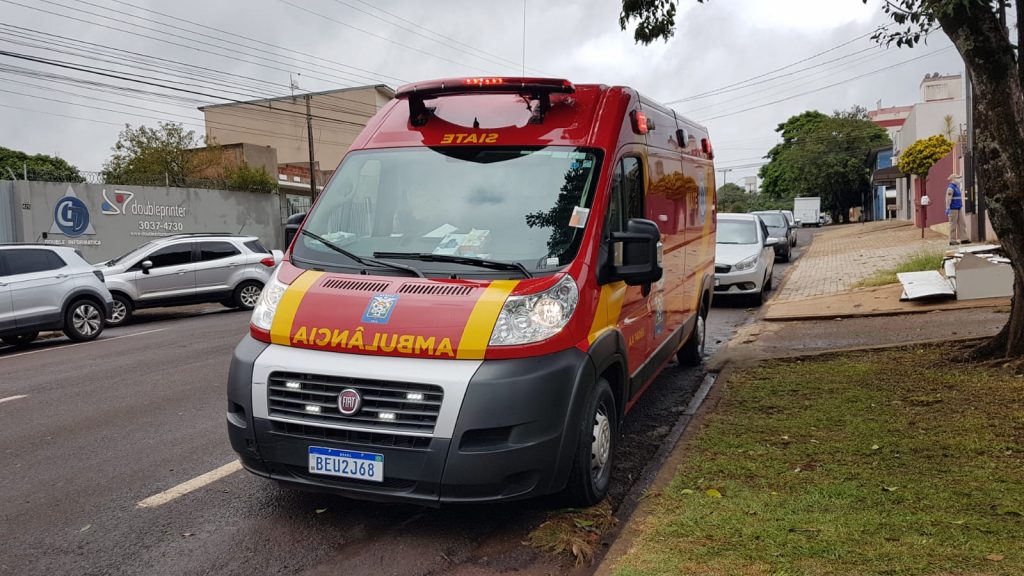 Menino de 2 anos escorrega em piso molhado e sofre contusão na boca
