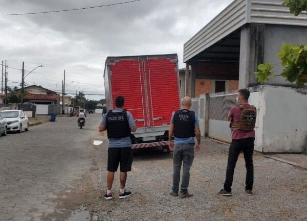 Polícia Civil prende em flagrante mulher por golpes com cartões clonados em Palhoça