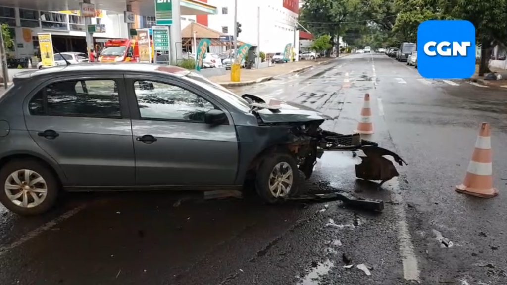 Dois carros se envolvem em forte colisão nas Ruas Paraná e Nereu Ramos