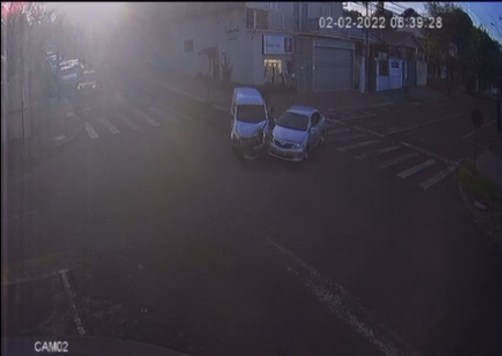 Câmera flagra colisão na esquina da Cuiabá com a Carlos de Carvalho