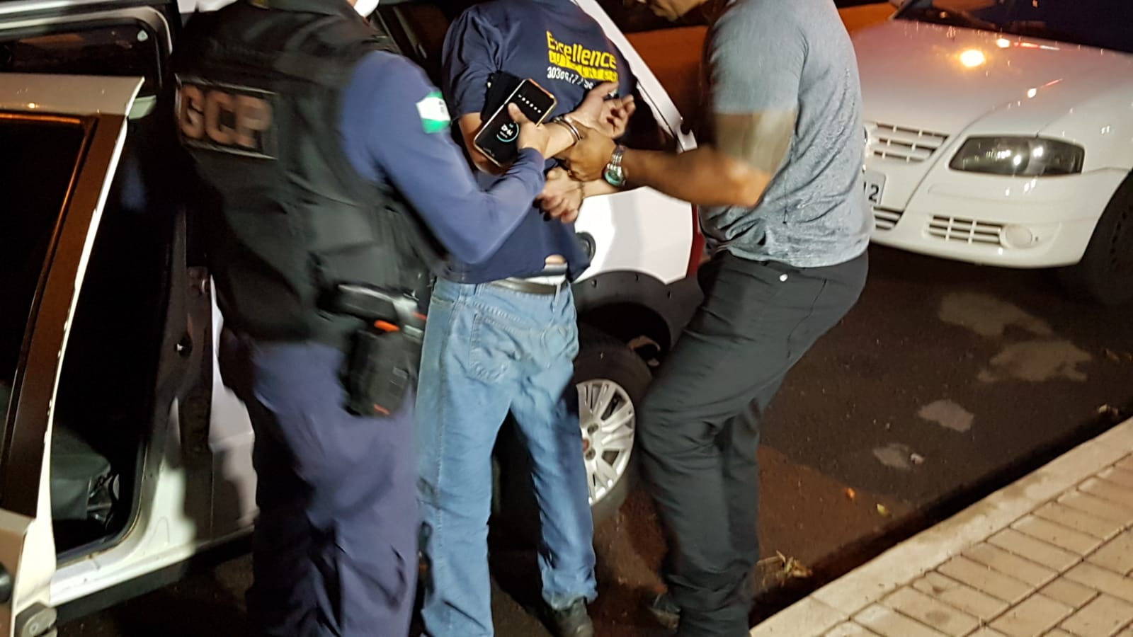 Homem encontrado dormindo em carro com as partes íntimas de fora é detido