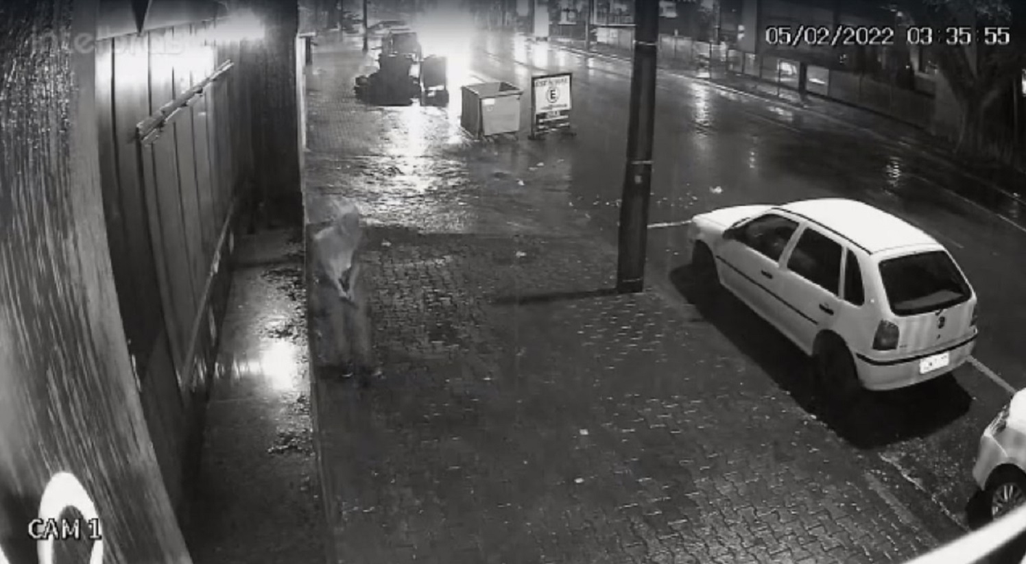 Imagens mostram momento em que indivíduo armado com simulacro entra em estabelecimento para agredir um homem