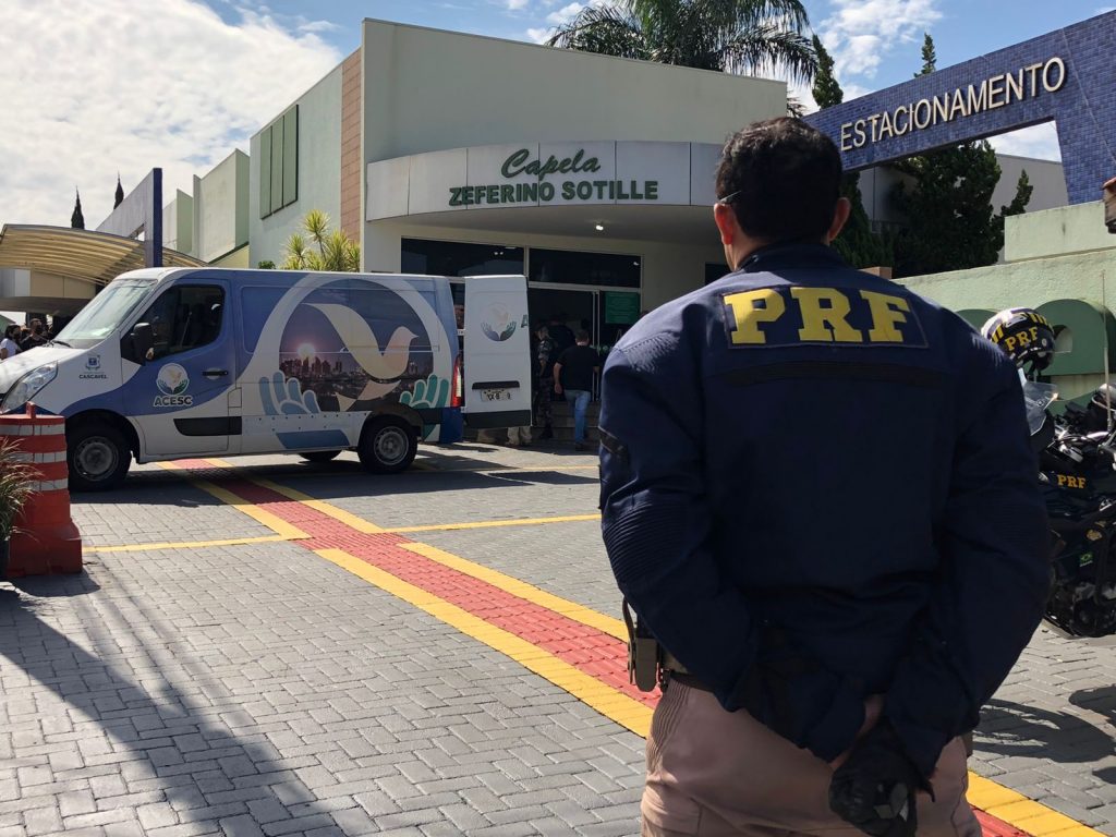 Amigos e familiares realizam cortejo fúnebre pela morte do PRF André Cassiano Messias Valdameri