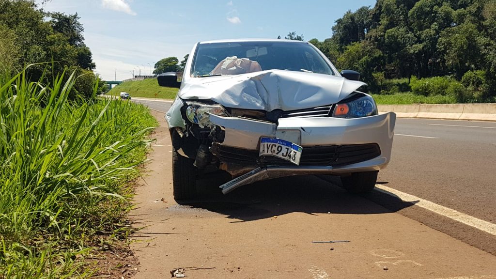 Carro batido, abandonado no acostamento da BR-467, chama atenção de motoristas