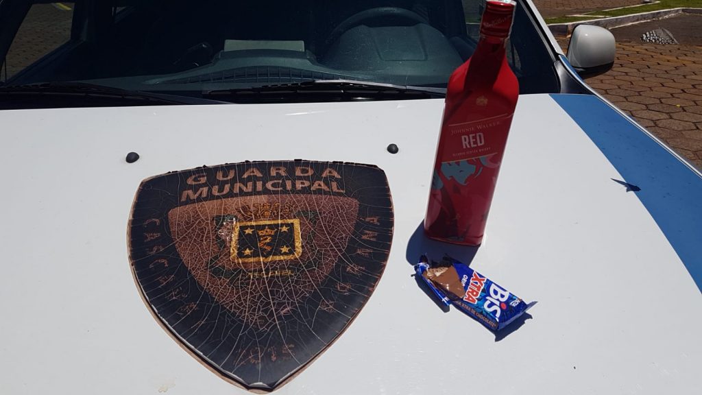 Homem é detido pela Guarda Municipal após furtar whisky e chocolate em mercado, no Centro